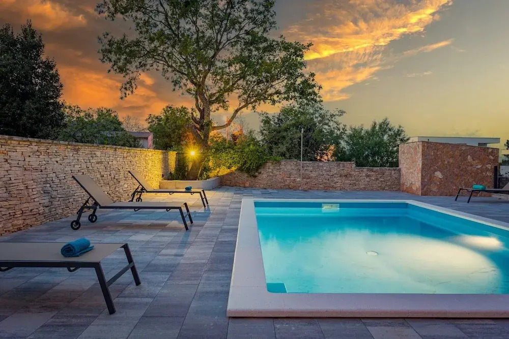 Apartment with shared swimming pool