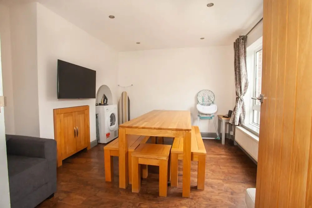 3bed House, Sleeps 7 - Hot Tub, Garden, Parking