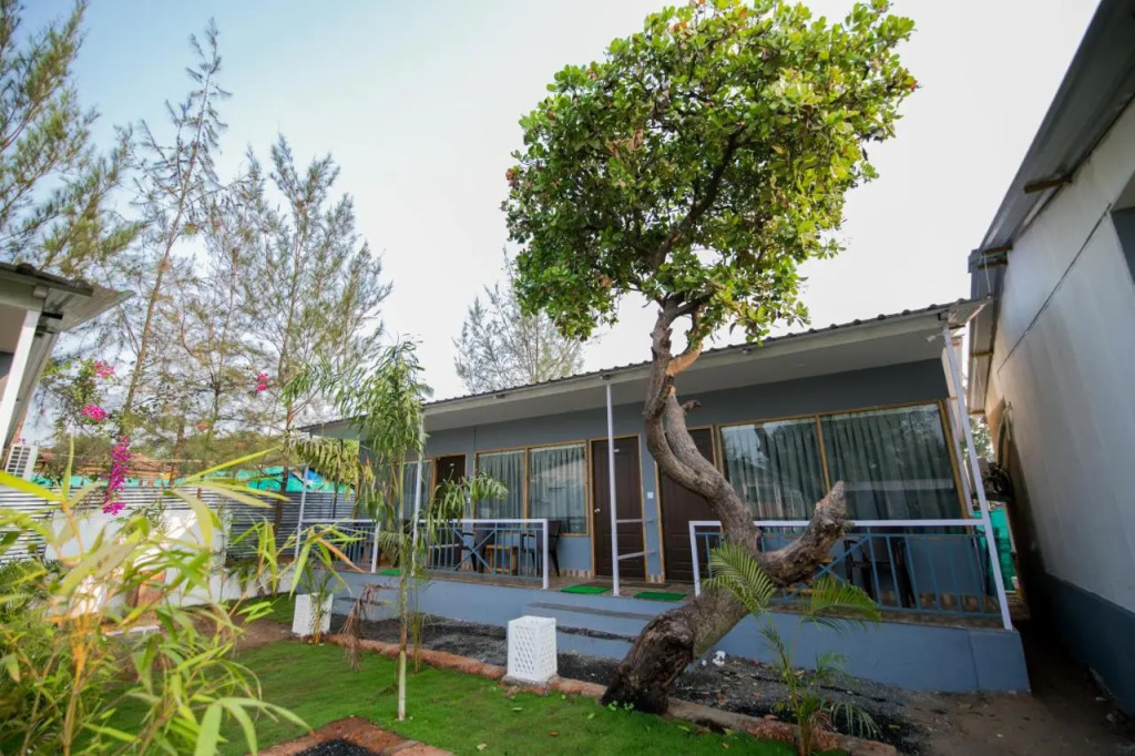 Treebo Lands End Beach Resort - 100m From Morjim Beach