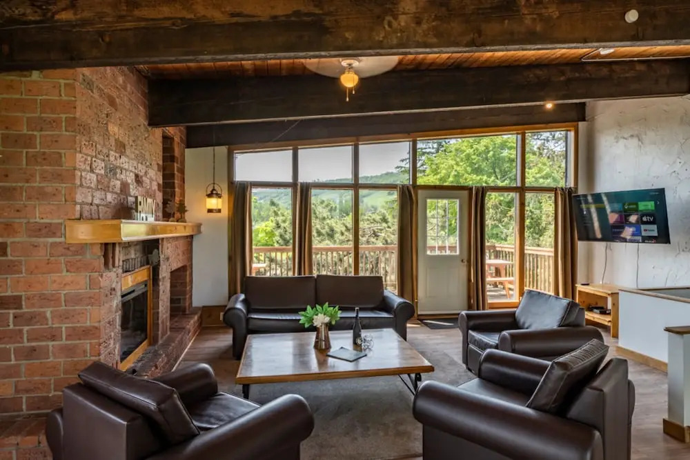 6 bdrm Blue Mountain Cottage, Private Beach Access, Hot Tub, Sauna, Table Tennis, BBQ, Petfriendly