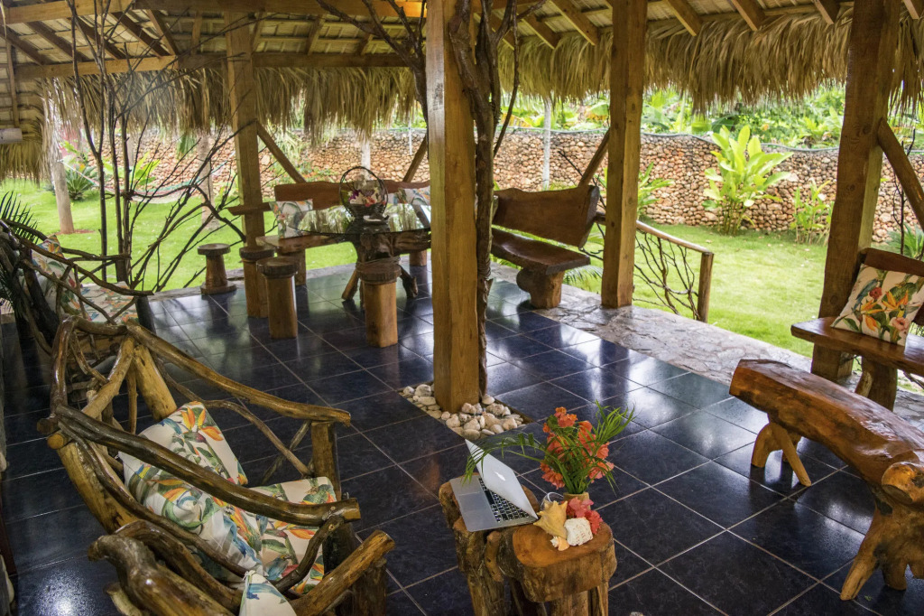 CHALET TROPICAL Hotel & Pool Bar Restaurant