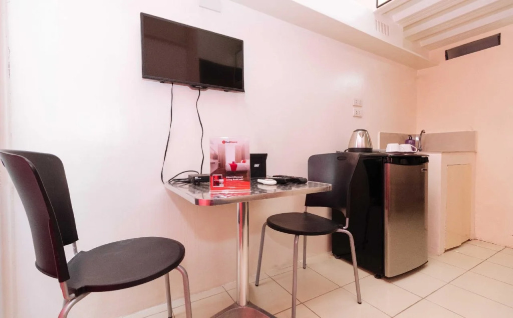 Reddoorz Plus @ Rsg Legarda Manila