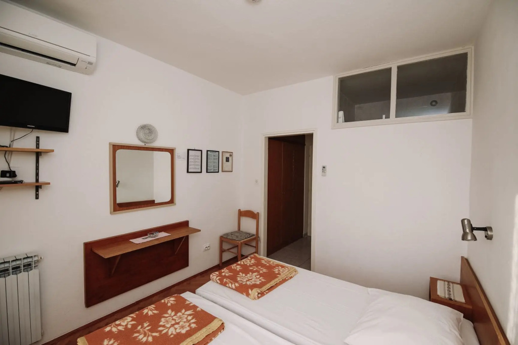 Apartments & Rooms Peranic