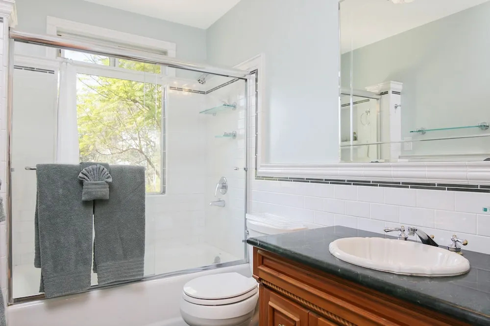 3BR Romantic Retreat Ocean Views Hot Tub by RedAwning