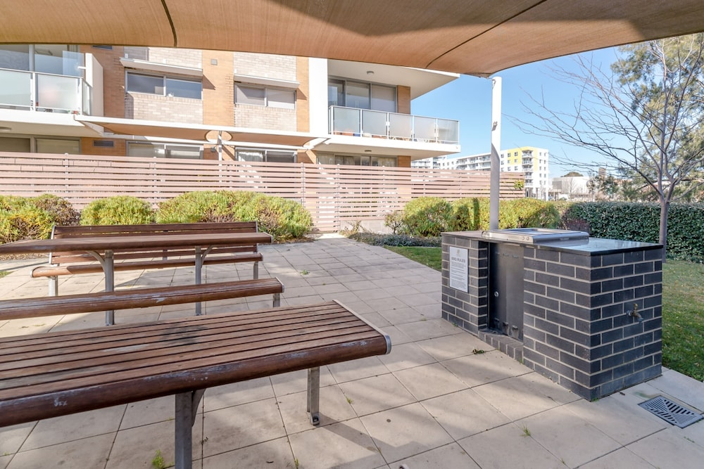 Exquisite Apartment With BBQ and Pool, Near Shops