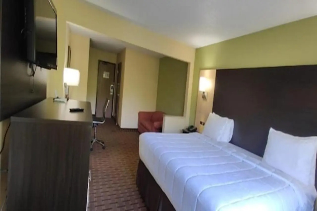 Saint Joseph Inn & Suites Benton Harbor near I-94