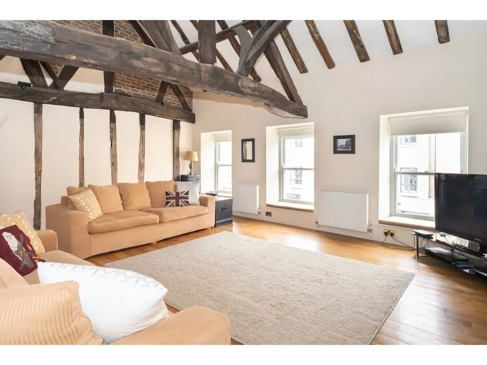Traditional, Stunning and Spacious 2BR Apt for 4