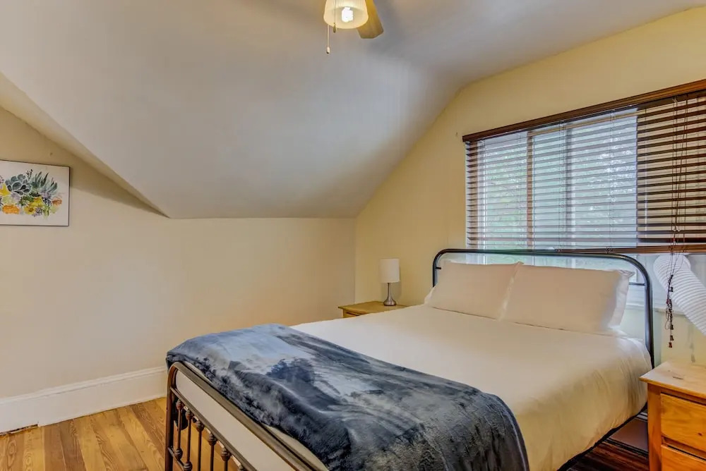 3BR Hot-tub & Dog-friendly Old Colorado City!!