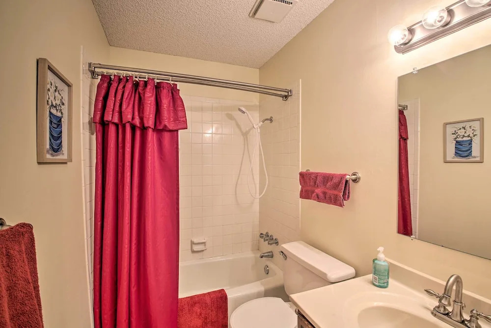 3 Mi to Golf Hot Springs Village Retreat with Deck