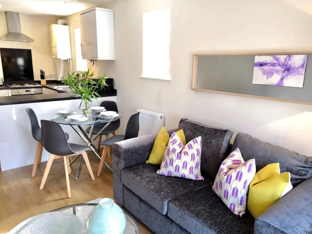 Modern Comfortable 2 & 3 Bed Apartments, Free Parking, Wifi, Headington, Close to Hospitals, Science Park & Brookes University