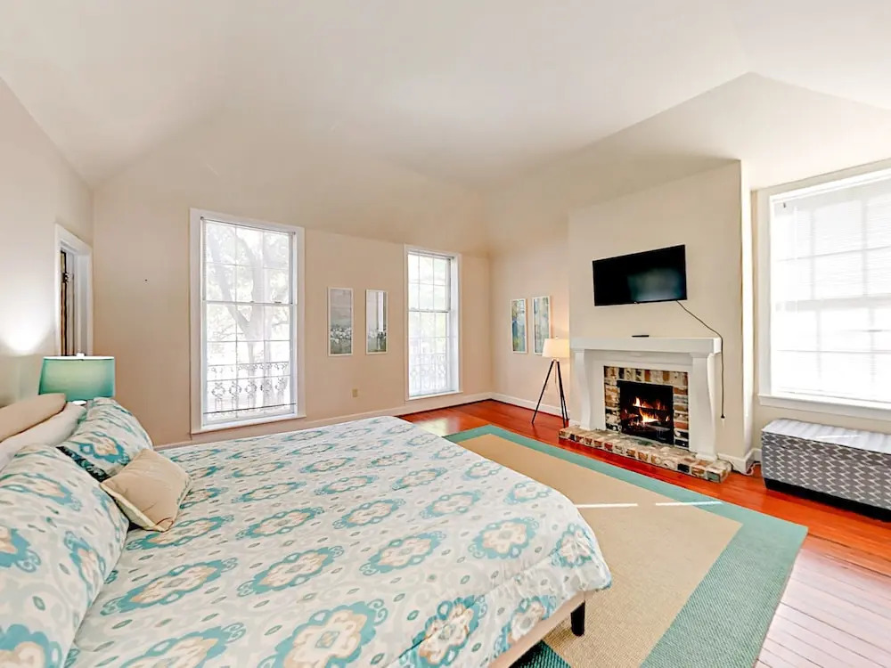 E Liberty Townhouse Unit 125, 127a and 127b 5 Bedrooms 4.5 Bathrooms T