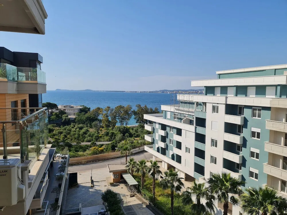 2-bedroom, Sleeps 4, Free Parking