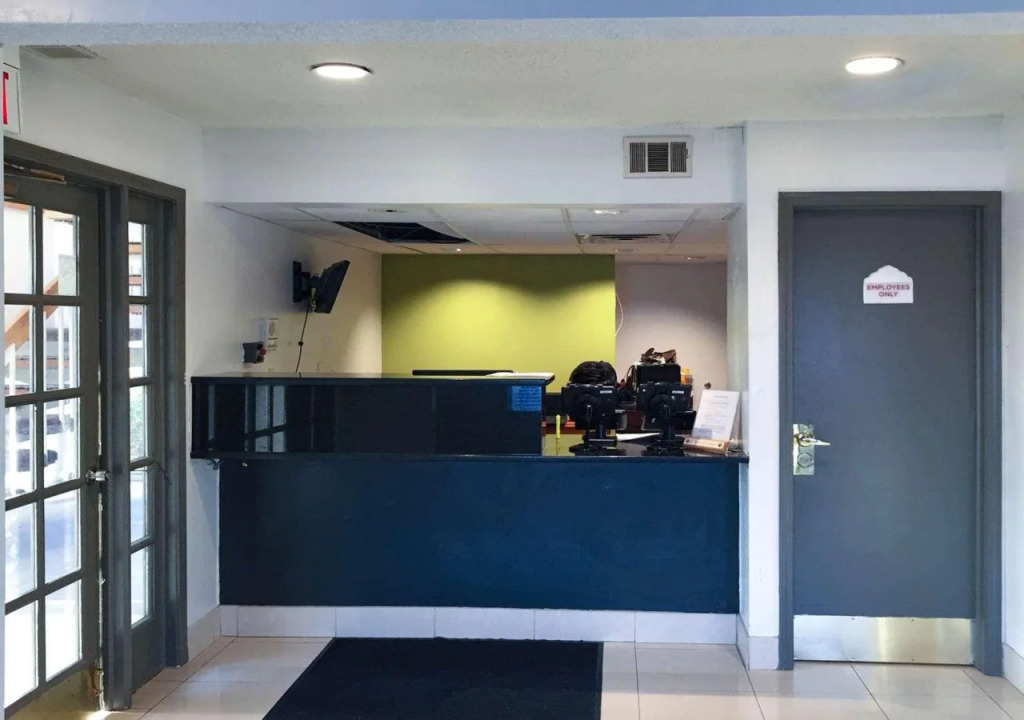 Hawthorn Suites by Wyndham Airport East Hotel