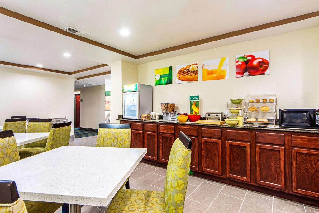 Econo Lodge Inn & Suites