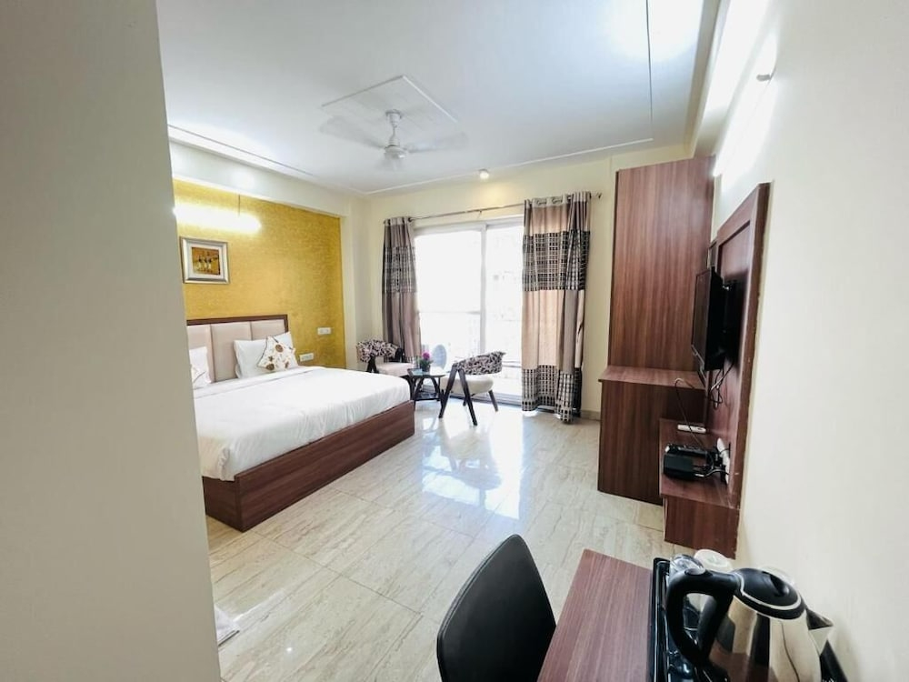 Hotel The Luxe 18