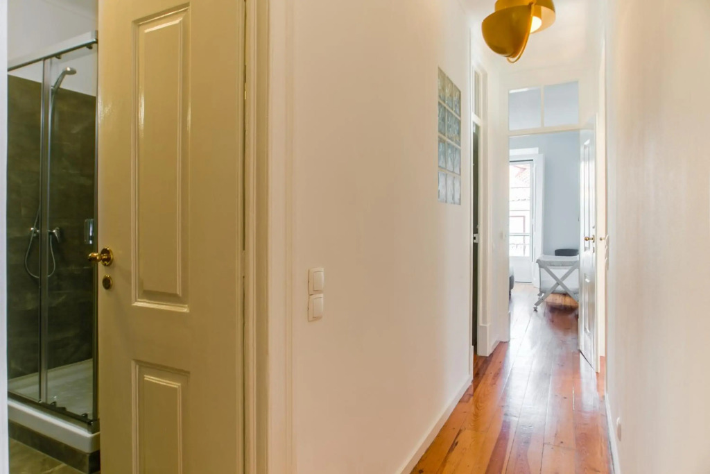 Spacious, Bright and Newly Renovated 2 Bedroom Apartment, Lisbon Historical Center, Madragoa