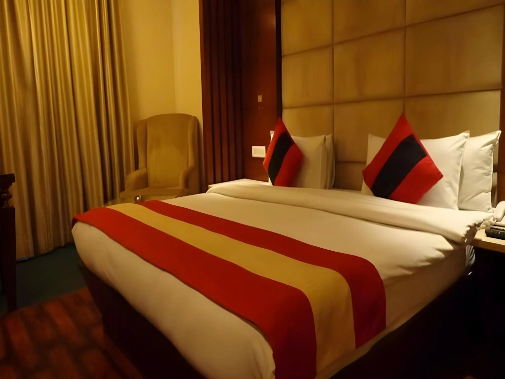 Hotel Aura - 05 Mins from New Delhi Railway Station & Connaught Place