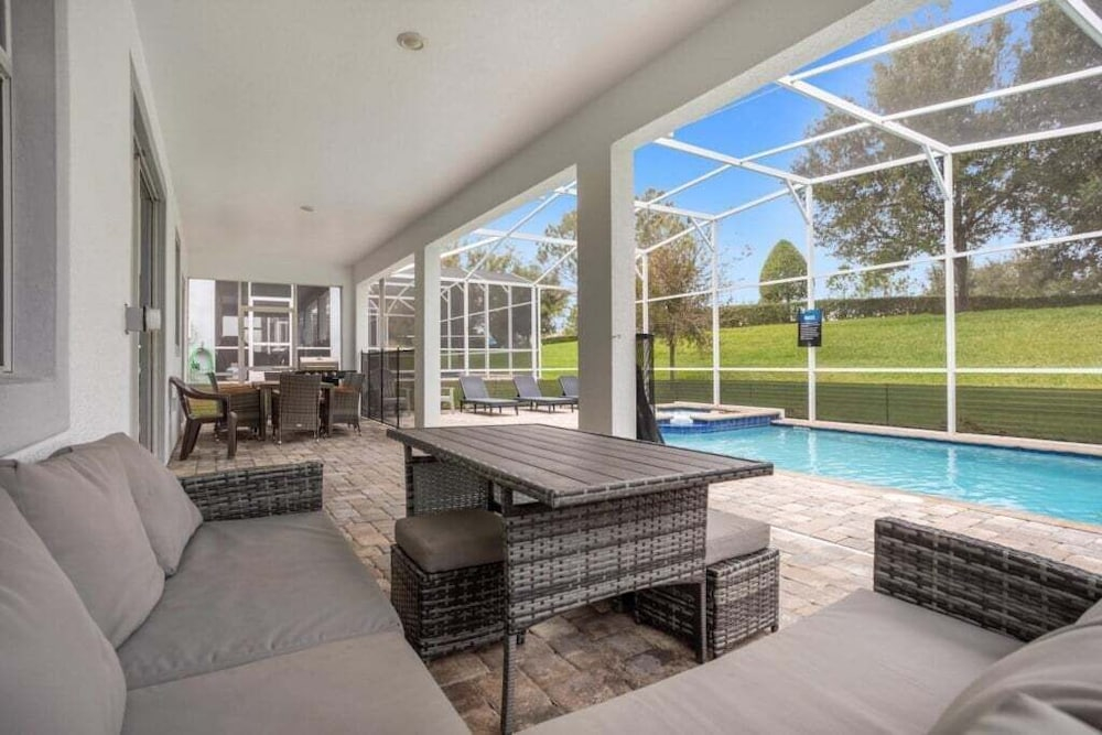 9052SD Newly Furnished 9BR Villa Steps from Clubhouse