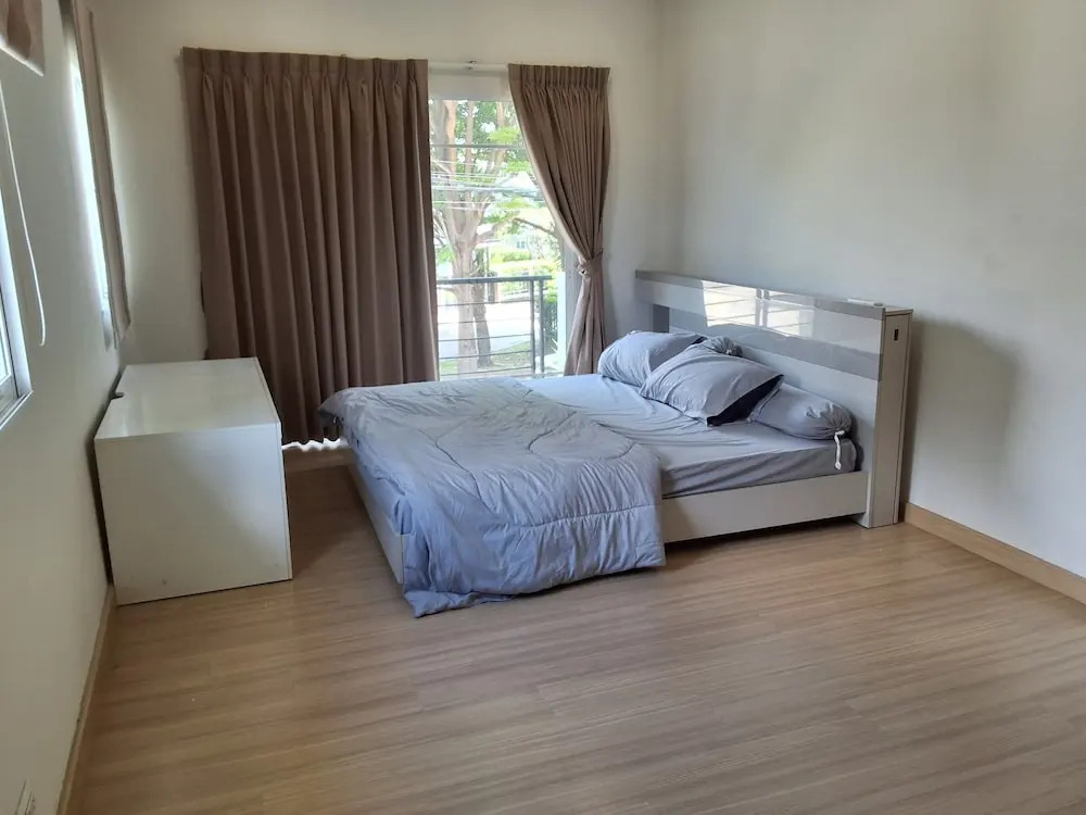 Spacious Entire House With Shared Fitness Room and Shared Indoor Pool in Club