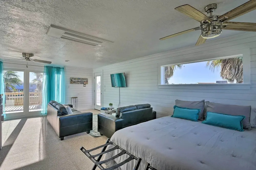 < 1 Mi to Surfside Beach: Open-concept Cottage