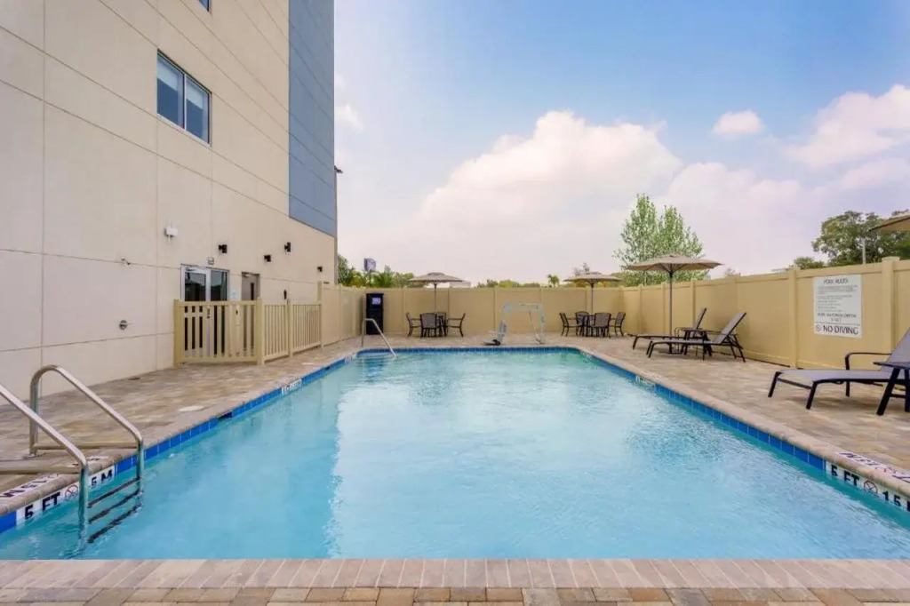 Holiday Inn Express & Suites Tampa Stadium - Airport Area by IHG