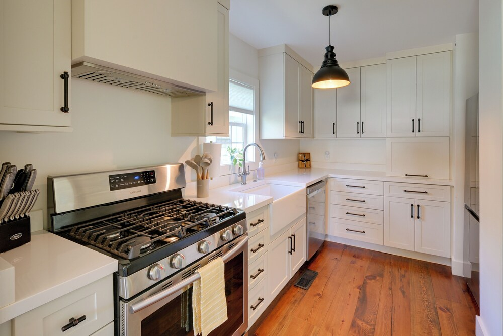 5 Mi to Pier Village: Coastal Jade Cottage