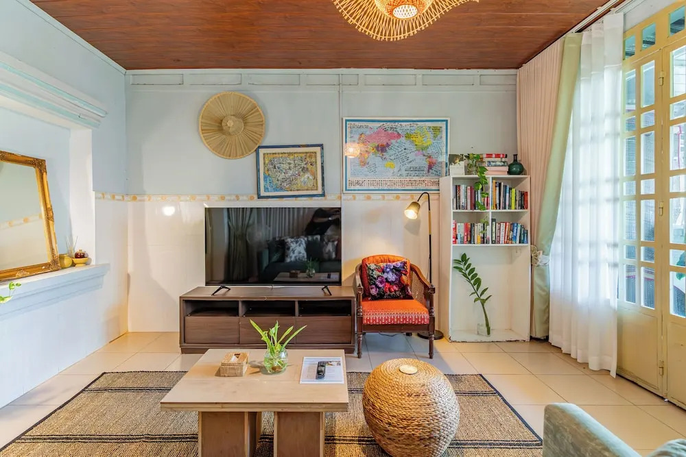 Cozy 1990s Khmer Style Flat in Heart of Tonle Bassac