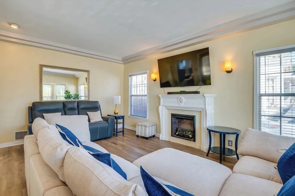 3 Mi to Usc, Museums & Parks! Modern LA Apartment