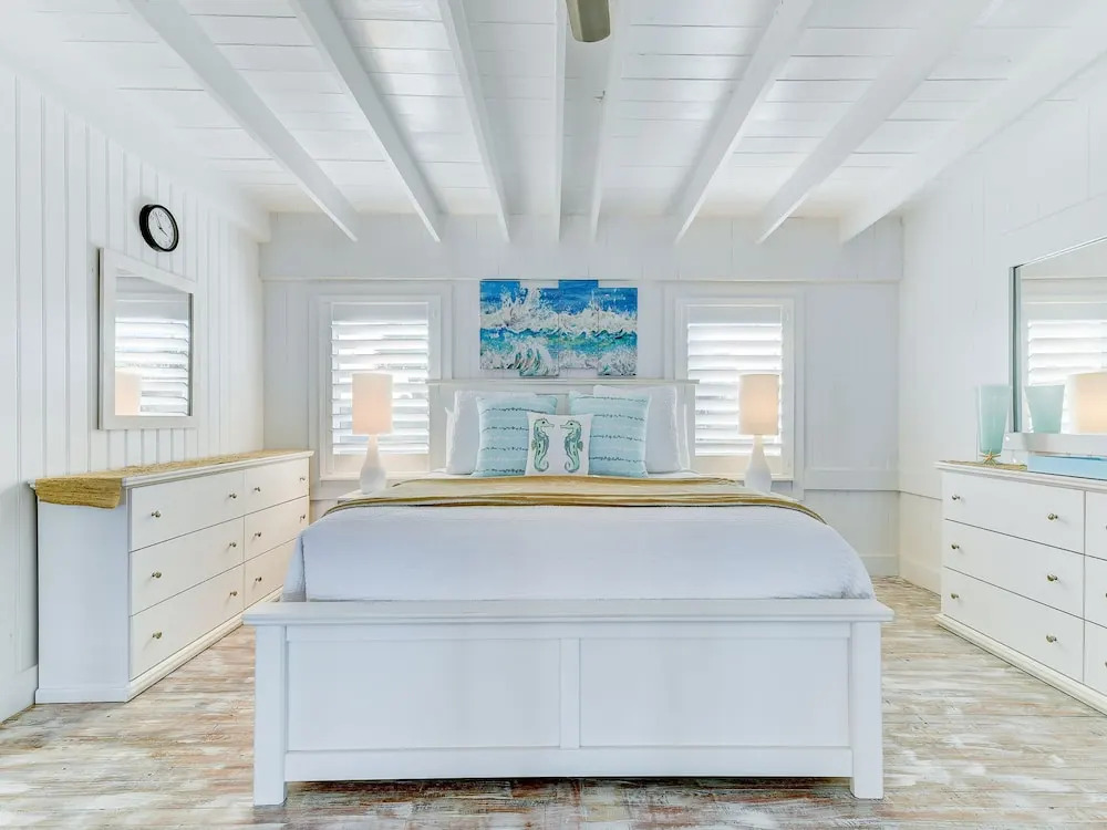 Romantic Beach House by Vtrips
