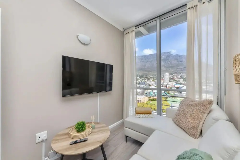Picturesque 2BD Apartment With Table Mountain View
