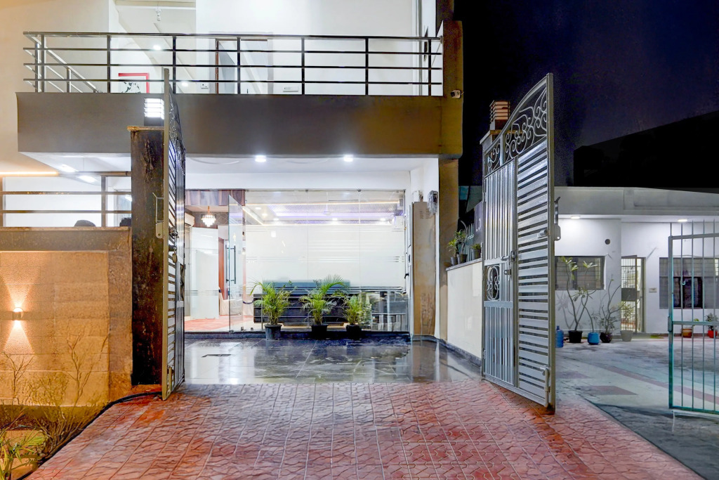 Super Townhouse Noida Sector 70 Formerly Palm Paradise