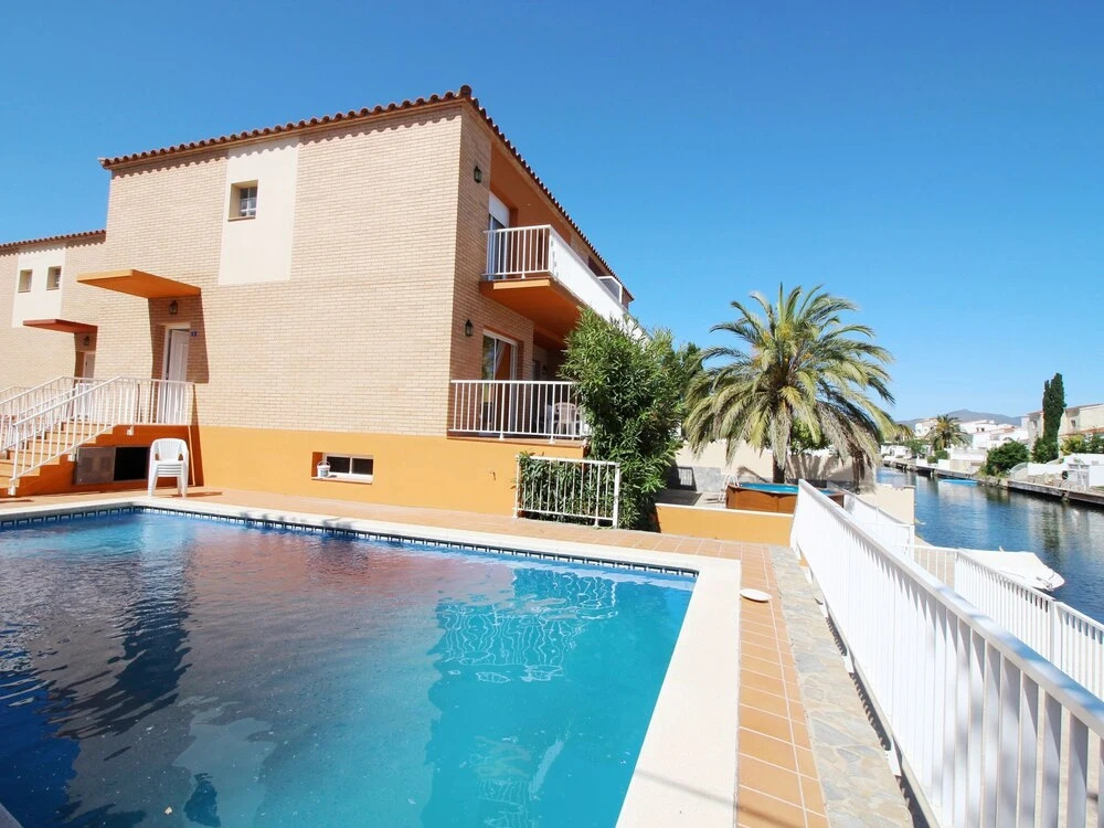 Luxurious Holiday Home in Empuriabrava With Private Pool