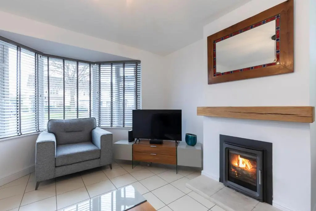 4-Bed Home with Hot Tub near Gloucester City