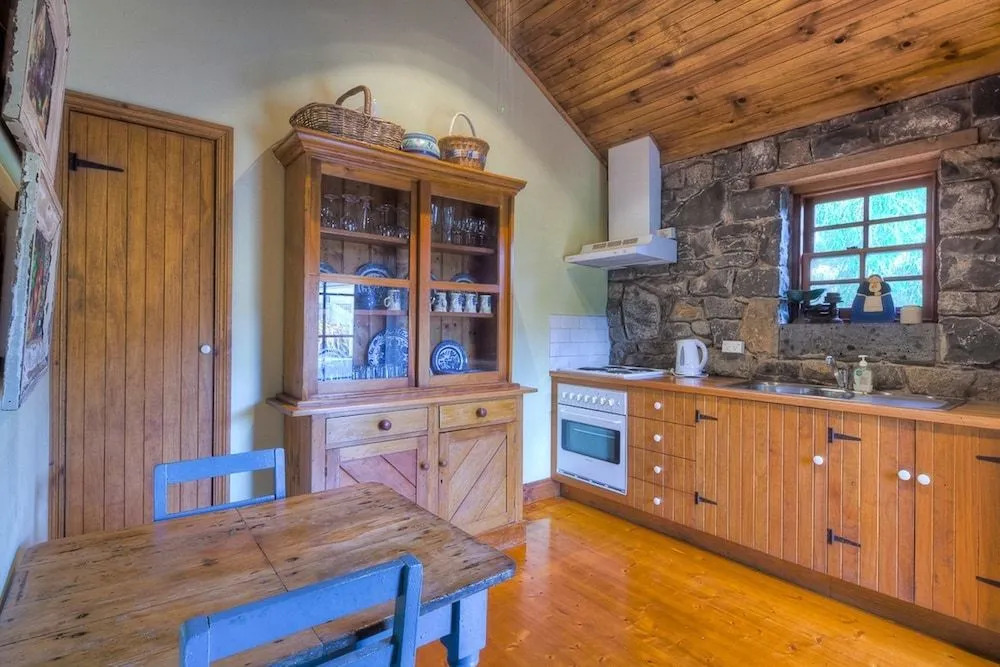 Breakfast Creek Cottage - Central bluestone cottage