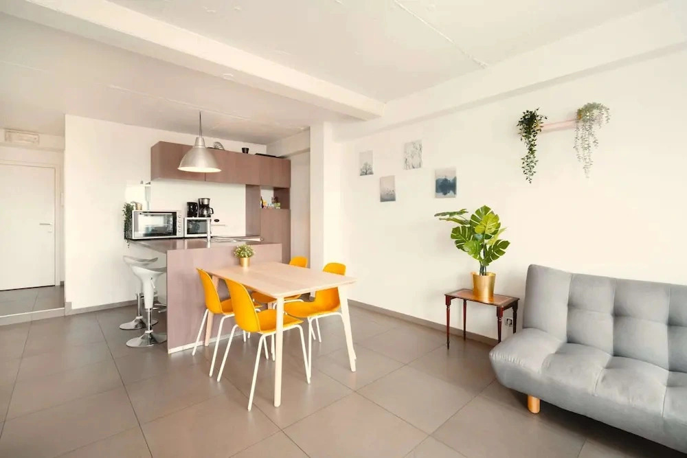 Centrally Located Antwerp Stay for 10