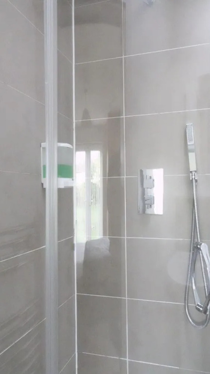 Private on suites- Private Bathroom every room-1 Bus to Heathrow Airport