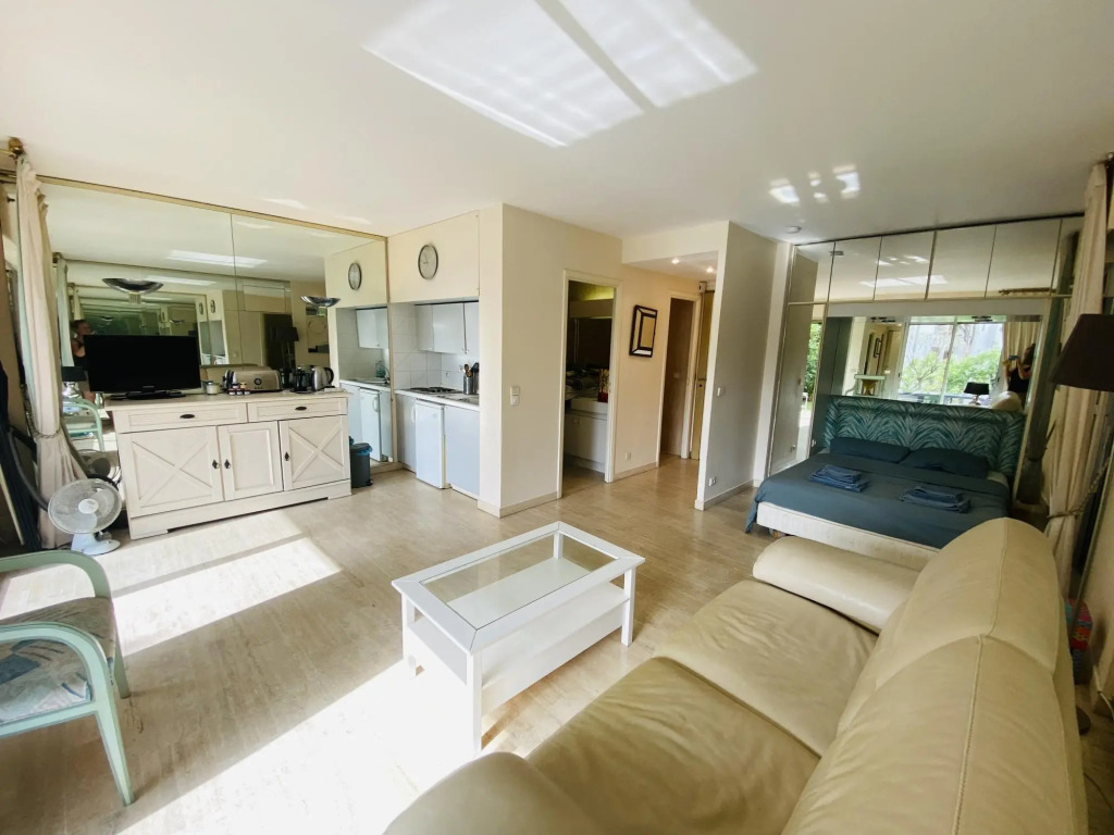 Modern and light studio apartment in prestgious area of Cannes. Small garden and pool. - 743