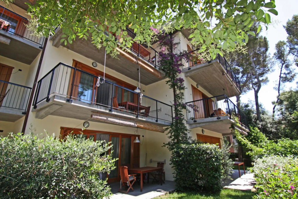 In vacation residence , 40 mt from the sea,apartment for 4-6 people, on the ground floor with a priv-Villa Marina - INT. 1 trilo Scirocco