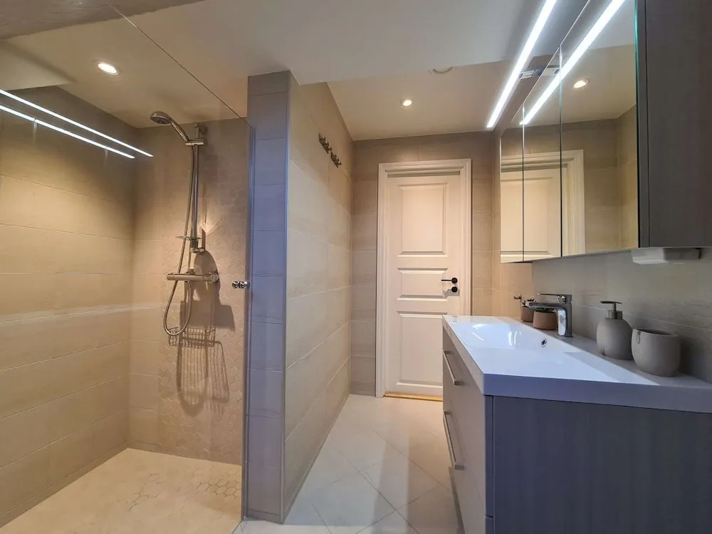 Beautiful Penthouse Near Center, 2-bedroom, Balcony and Free Parking