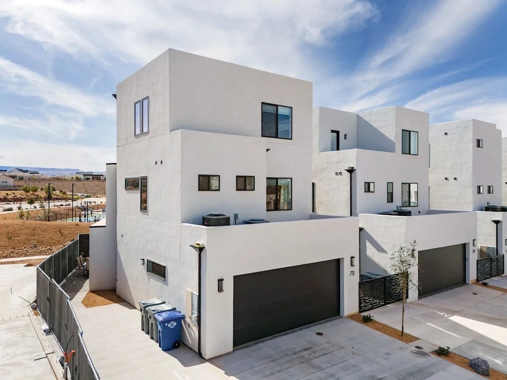 A Sapphire Sunset 5 Bedroom Townhouse