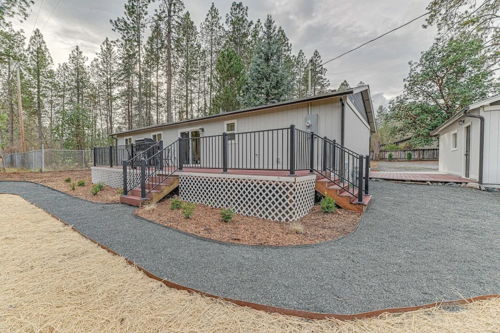 Delightful Grants Pass Home With Hot Tub!