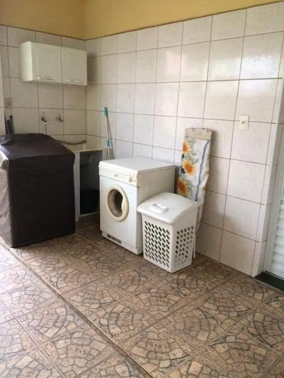 Casa Familiar em Campinas com 2 Quartos, 1 banheiro, 1 vaga para carro