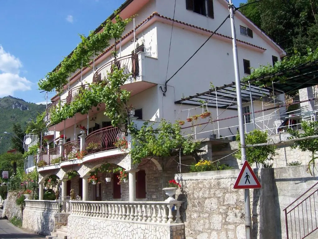 Apartments and Rooms Deskovic