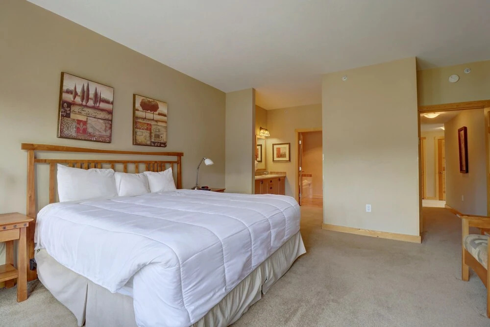 Largest Condo In Passage Point, Vaulted Ceilings, Huge Balcony - PP514 by Redawning