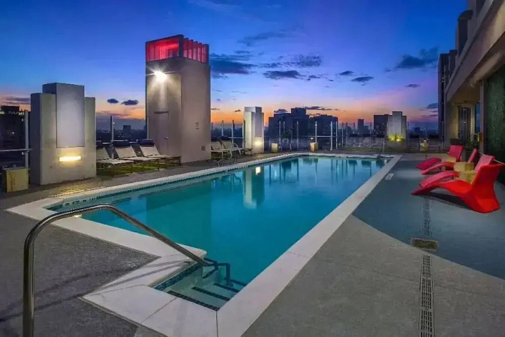 Downtown High Rise w Skyline Views Rooftop Pool