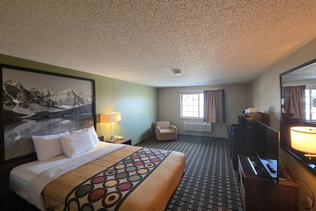 Super 8 by Wyndham Coshocton Roscoe Village