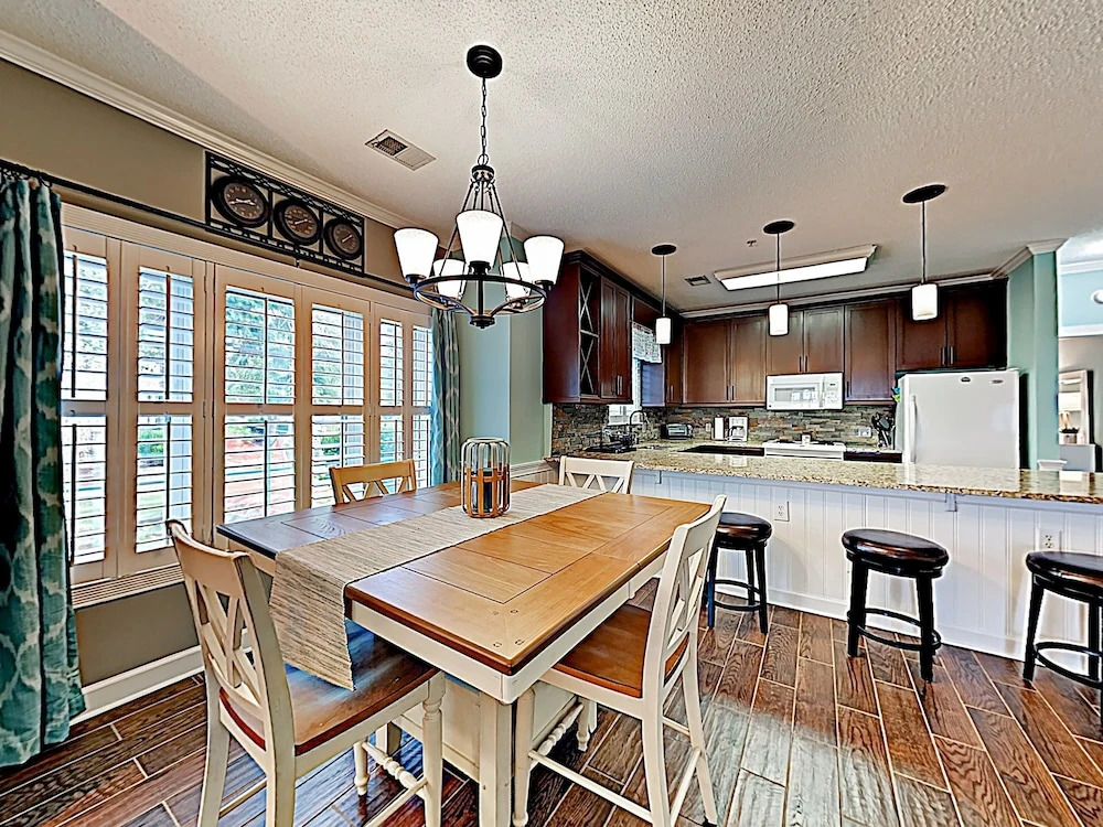 New Listing! Pristine Condo W/ Pool & Patio Condo