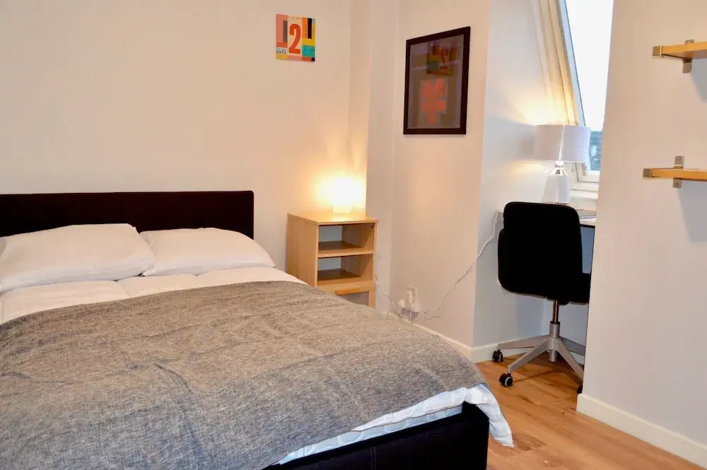 Spacious and Light 3 Bedroom Flat in Scenic Canonmills