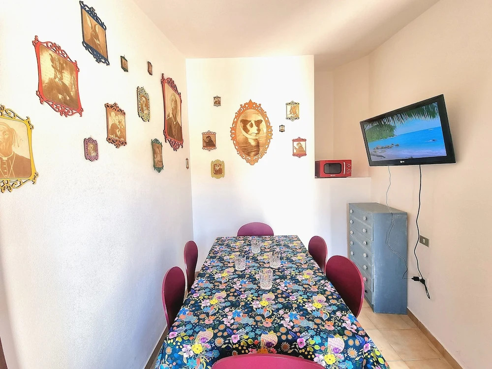 4 Bedroom Villa With Garden 3 min Walk From Beach!