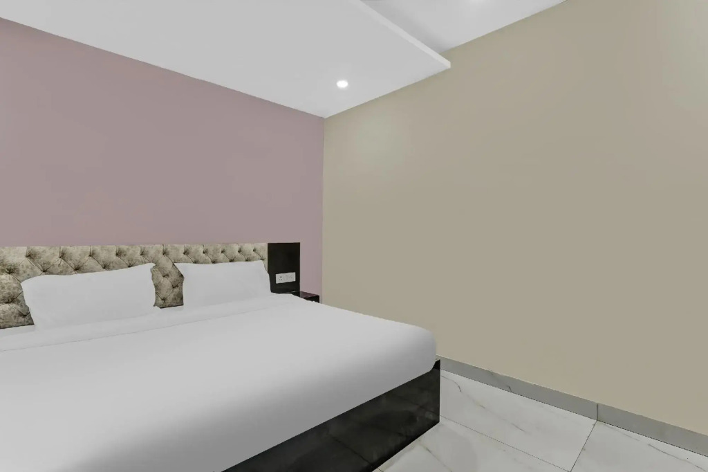 Collection O 85387 Holidays Inn